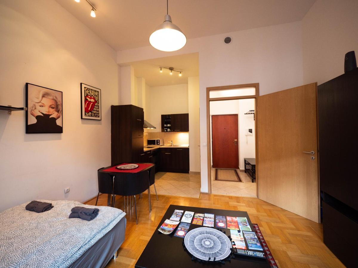 Cozy Central Apt With Garage At Gozsdu Passage Budapeste Exterior foto