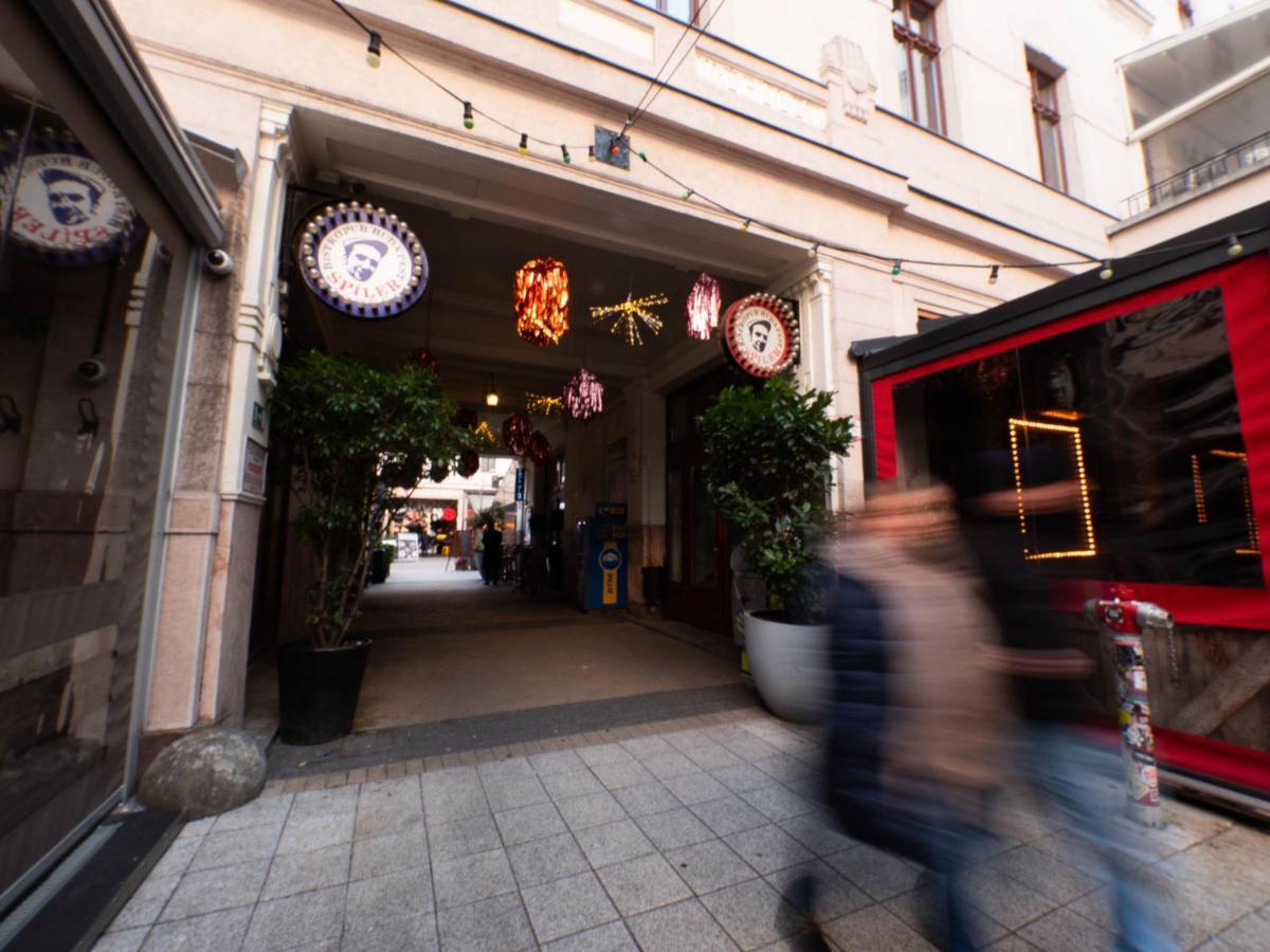 Cozy Central Apt With Garage At Gozsdu Passage Budapeste Exterior foto